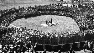 Bild von der Abstimmung an der Urner Landsgemeinde am 02. Mai 1915, bei dem der Grundstein für die Urner Kantonalbank gelegt wurde.